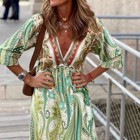 Elegant Green Paisley Dress - Picture 1 of 2